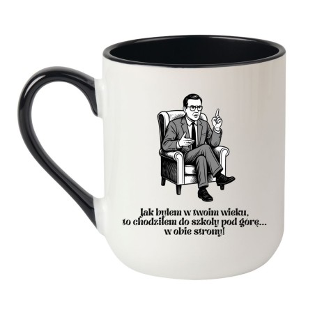Kubek elegancki biało-czarny 330 ml z grafiką seniora w fotelu – sprawdź bestseller