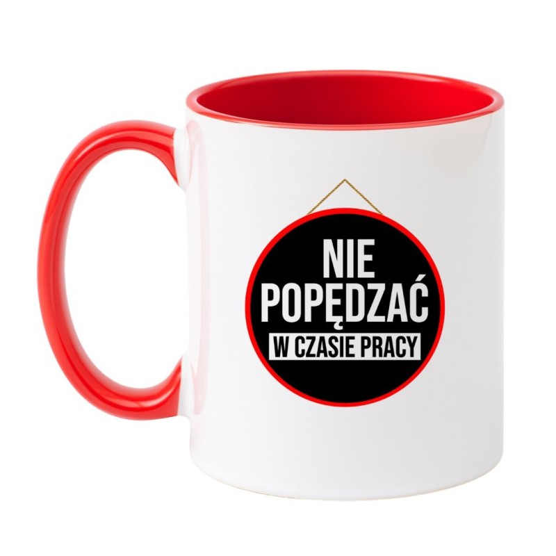 Kubek biało-czerwony 330 ml z żartobliwym napisem roboczym – must-have w pracy