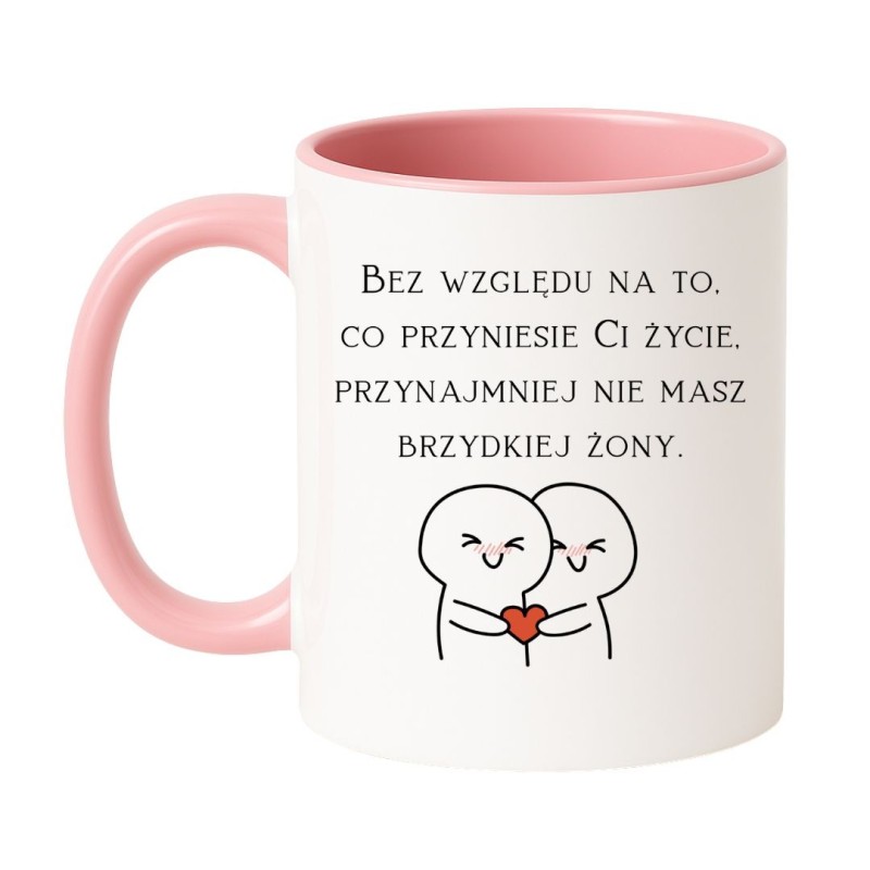 Śmieszny kubek z napisem „Bez względu na to, co przyniesie Ci życie, przynajmniej nie masz brzydkiej żony”