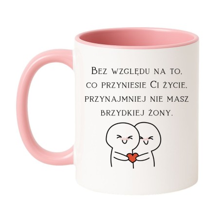 Śmieszny kubek z napisem „Bez względu na to, co przyniesie Ci życie, przynajmniej nie masz brzydkiej żony”