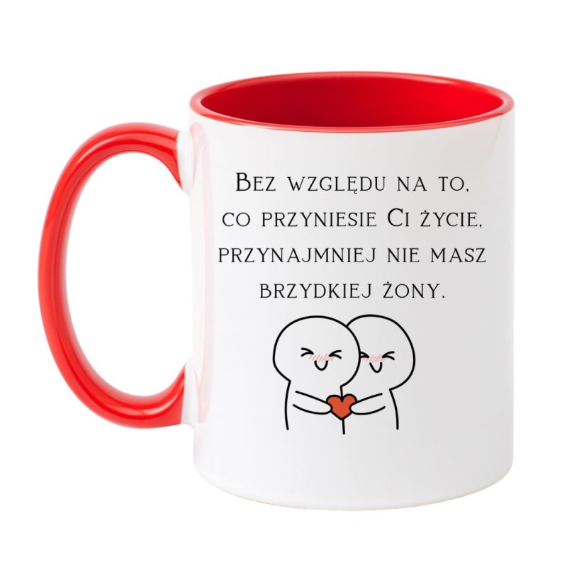 Śmieszny kubek z napisem „Bez względu na to, co przyniesie Ci życie, przynajmniej nie masz brzydkiej żony”