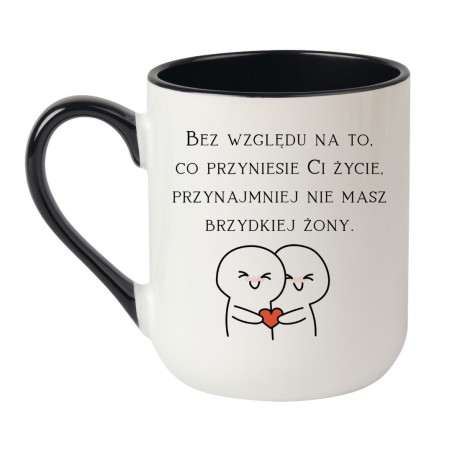 Śmieszny kubek z napisem „Bez względu na to, co przyniesie Ci życie, przynajmniej nie masz brzydkiej żony”