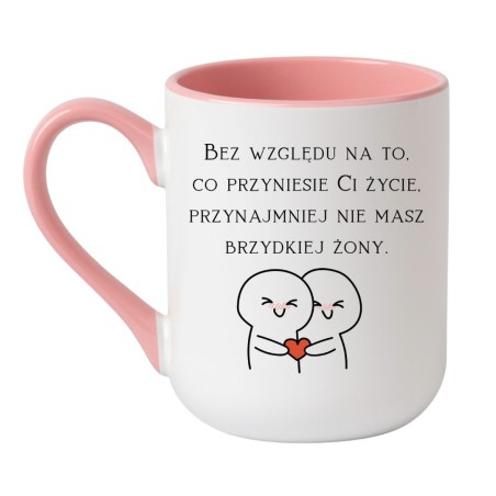 Śmieszny kubek z napisem „Bez względu na to, co przyniesie Ci życie, przynajmniej nie masz brzydkiej żony”