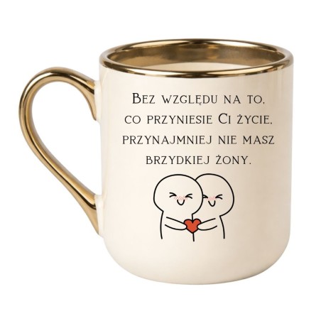 Śmieszny kubek z napisem „Bez względu na to, co przyniesie Ci życie, przynajmniej nie masz brzydkiej żony”