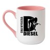 Kubek motoryzacyjny grafiką kobiety i napisem ONA WYBIERA DIESEL