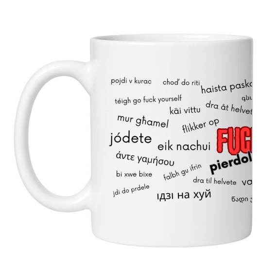 biały kubek z napisem w różnych językach na tle jasnym