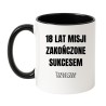 biały kubek z napisem na 18 urodziny
