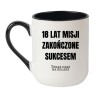 Śmieszny kubek dla rodzica 18-latka „18 lat misji zakończone sukcesem”