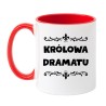 kubek z napisem Królowa dramatu zabawny gadżet do pracy