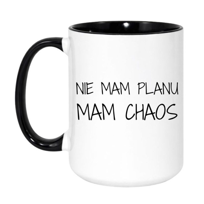 Kubek z czarnym napisem na białym tle w minimalistycznym stylu