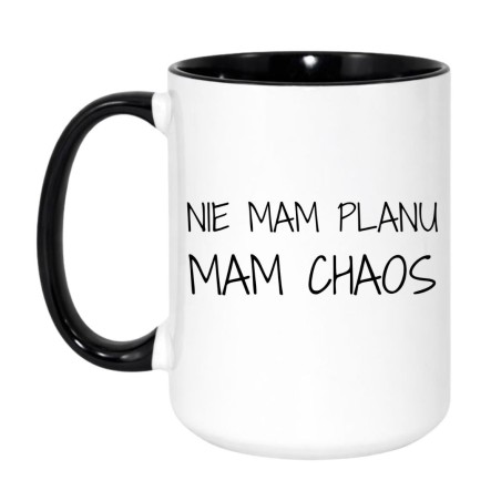 Kubek z czarnym napisem na białym tle w minimalistycznym stylu