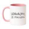 Kubek prezentowy z napisem Udawajmy że pracujemy
