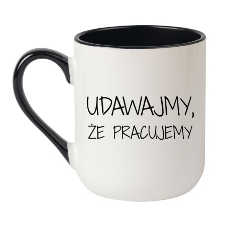 Kubek z napisem Udawajmy że pracujemy jako prezent do biura
