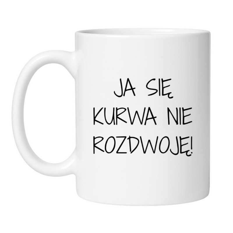 Biały kubek z napisem JA SIĘ KURWA NIE ROZDWOJĘ na jasnym tle