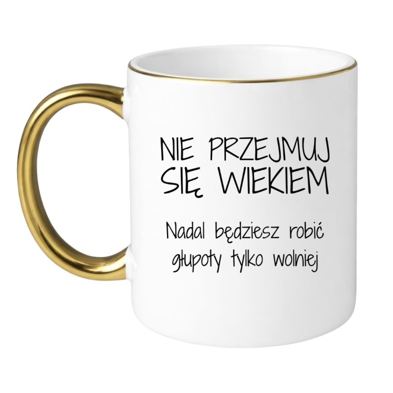 Śmieszny kubek z napisem "Nie przejmuj się wiekiem" na prezent urodzinowy dla osoby z dystansem