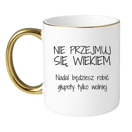 Śmieszny kubek z napisem "Nie przejmuj się wiekiem" na prezent urodzinowy dla osoby z dystansem