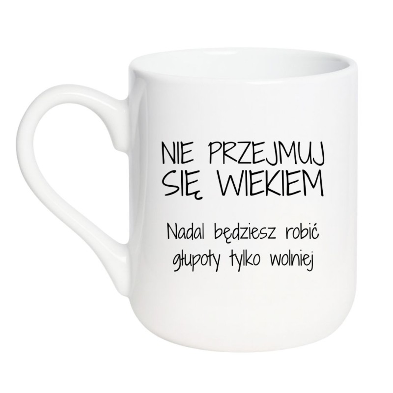 Śmieszny kubek z napisem "Nie przejmuj się wiekiem" na prezent urodzinowy