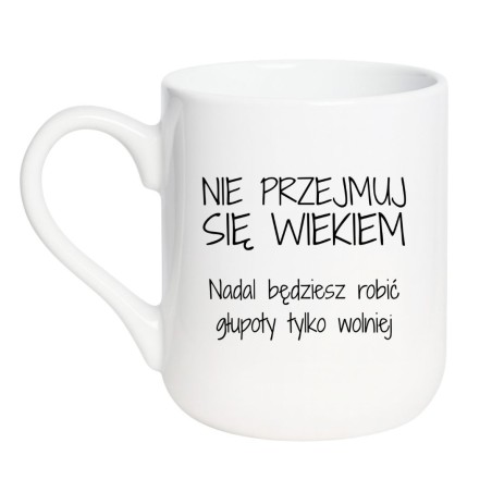 Śmieszny kubek z napisem "Nie przejmuj się wiekiem" na prezent urodzinowy