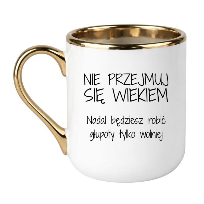 Śmieszny kubek z napisem "Nie przejmuj się wiekiem" na prezent urodzinowy
