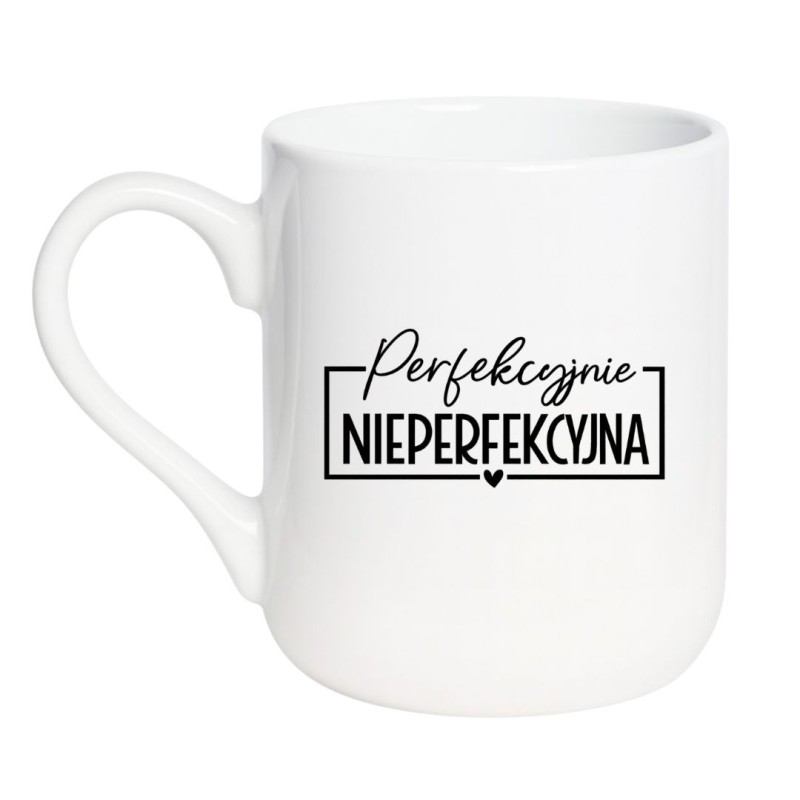 Kubek z napisem perfekcyjnie nieperfekcyjna na prezent dla koleżanki