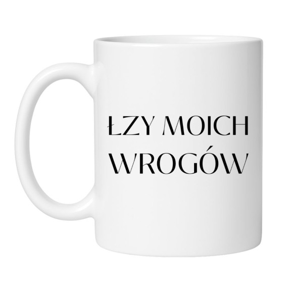 Biały kubek z napisem Łzy moich wrogów na jasnym tle