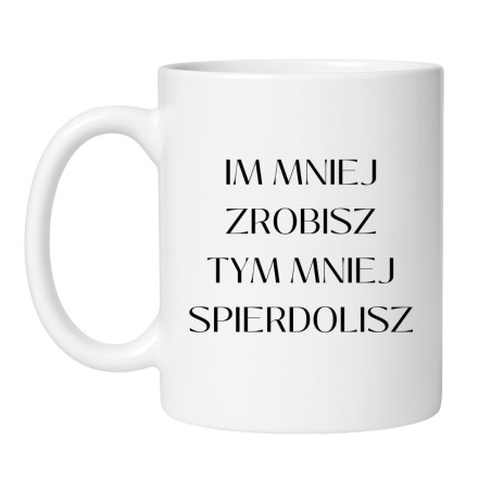 Kubek z wulgarnym napisem "Im mniej zrobisz, tym mniej spierdolisz"
