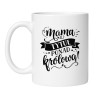 Biały kubek dla mamy z napisem Mama to tytuł ponad królową