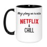 Kubek duży biało-czarny 450 ml z nadrukiem – śmieszny kubek Netflix & Chill, must-have dla fanów seriali.