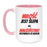 Biało różowy kubek z napisem miłość jest ślepa ale małżeństwo przywraca jej wzrok