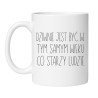 Biały kubek z napisem Dziwnie jest być w tym samym wieku co starzy ludzie na jasnym tle