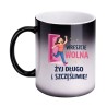 Magiczny kubek zmieniający kolor z grafiką kobiety wychodzącej drzwi wolność