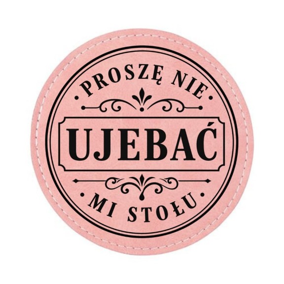Różowa okrągła podkładka pod kubek w stylu vintage z czarnym humorystycznym napisem „Proszę nie ujebać mi stołu”