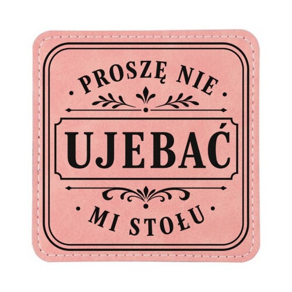 Śmieszna kwadratowa podkładka pod kubek z napisem „Proszę nie ujebać mi stołu”.