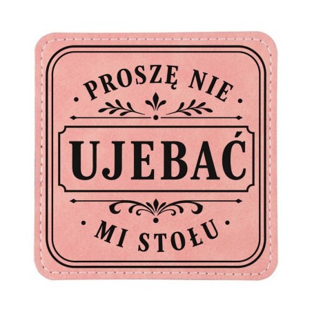 Śmieszna kwadratowa podkładka pod kubek z napisem „Proszę nie ujebać mi stołu”.