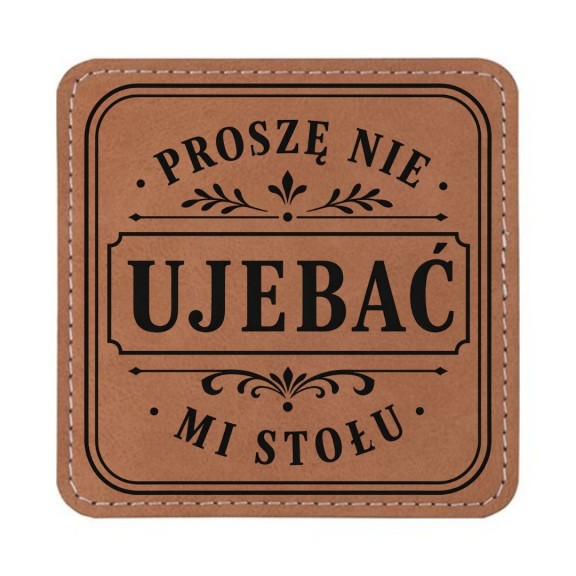 Śmieszna kwadratowa podkładka pod kubek z napisem „Proszę nie ujebać mi stołu”.