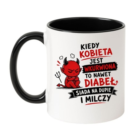 Kubek z czarnym humorem stojący na biurku w pracy