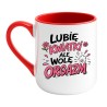 Kubek humorystyczny stojący na biurku w pracy