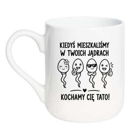 Kubek „Kiedyś mieszkaliśmy w Twoich jądrach. Kochamy Cię Tato!” – śmieszny prezent na Dzień Ojca