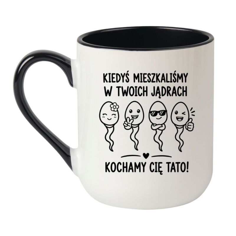 Kubek „Kiedyś mieszkaliśmy w Twoich jądrach. Kochamy Cię Tato!” – śmieszny prezent na Dzień Ojca
