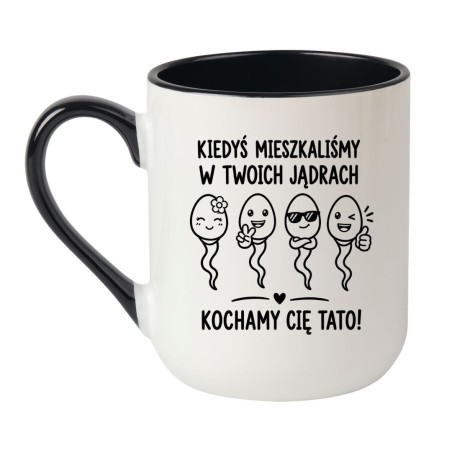 Kubek „Kiedyś mieszkaliśmy w Twoich jądrach. Kochamy Cię Tato!” – śmieszny prezent na Dzień Ojca