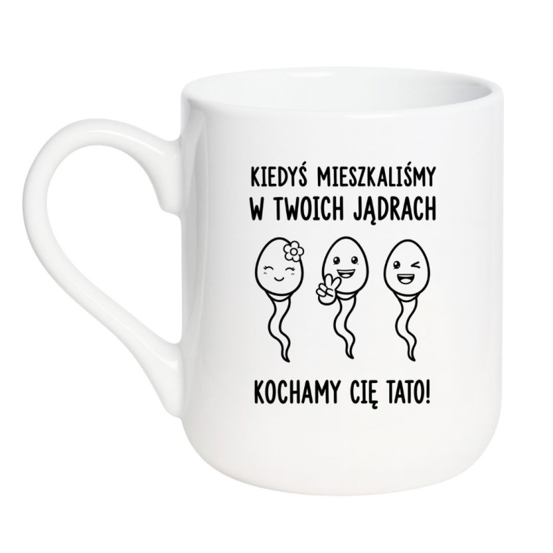 Śmieszny kubek dla taty z napisem „Kiedyś mieszkaliśmy w Twoich jądrach. Kochamy Cię Tato!”.