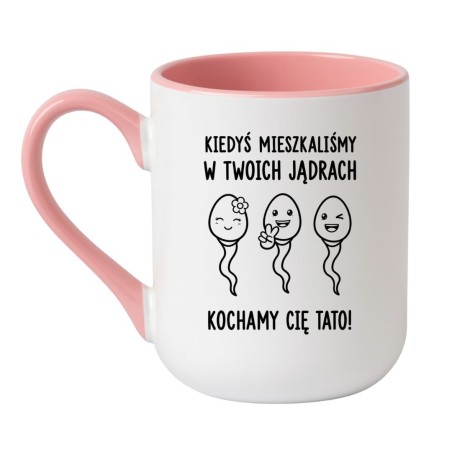 Śmieszny kubek dla taty z napisem „Kiedyś mieszkaliśmy w Twoich jądrach. Kochamy Cię Tato!”.
