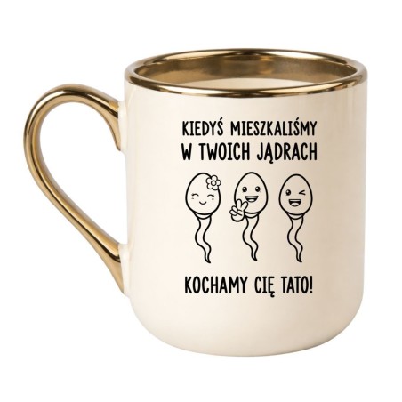 Śmieszny kubek dla taty z napisem „Kiedyś mieszkaliśmy w Twoich jądrach. Kochamy Cię Tato!”.