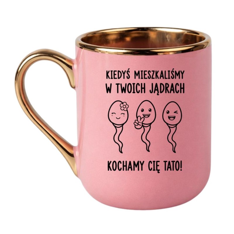 Śmieszny kubek dla taty z napisem „Kiedyś mieszkaliśmy w Twoich jądrach. Kochamy Cię Tato!”.
