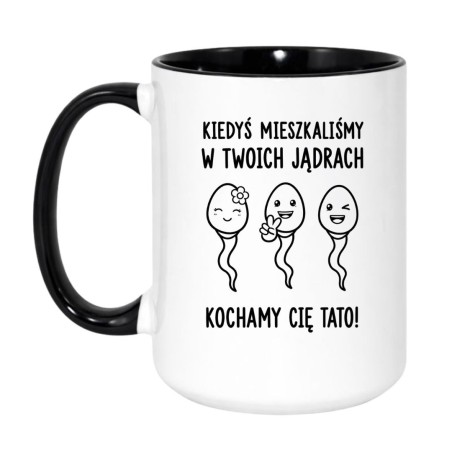 Śmieszny kubek dla taty z napisem „Kiedyś mieszkaliśmy w Twoich jądrach. Kochamy Cię Tato!”.