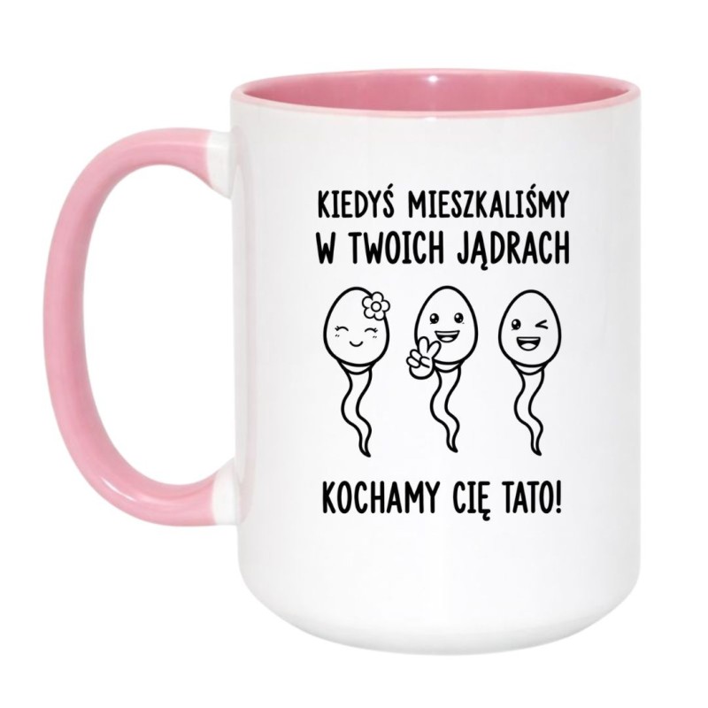 Śmieszny kubek dla taty z napisem „Kiedyś mieszkaliśmy w Twoich jądrach. Kochamy Cię Tato!”.