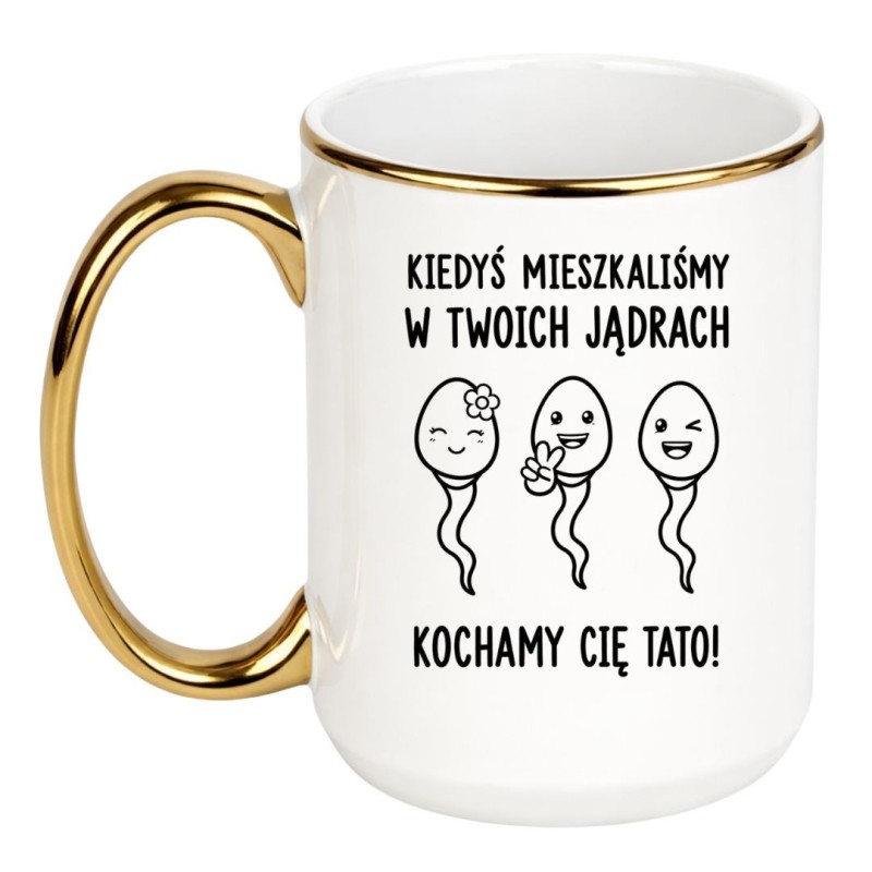 Śmieszny kubek dla taty z napisem „Kiedyś mieszkaliśmy w Twoich jądrach. Kochamy Cię Tato!”.