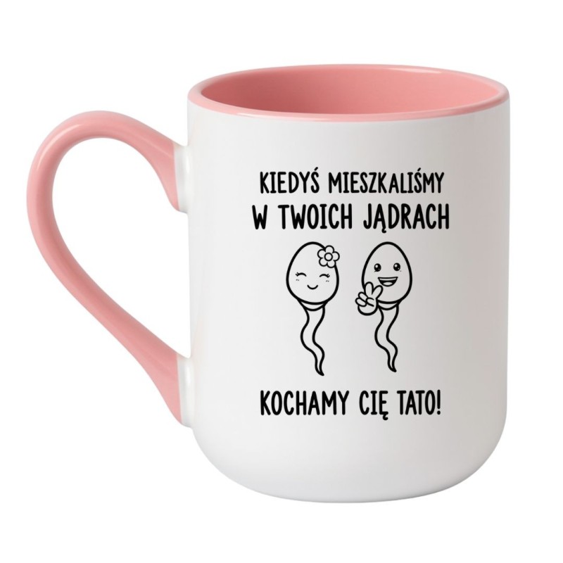 Biało Różowy Kubek Dla Taty z Napisem Kiedyś mieszkaliśmy w Twoich jądrach. Kochamy Cię Tato!