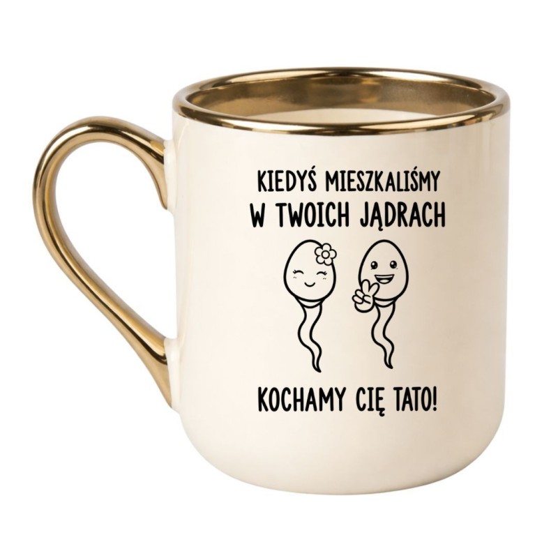 Kremowo Złoty Kubek Dla Taty z Napisem Kiedyś mieszkaliśmy w Twoich jądrach. Kochamy Cię Tato!