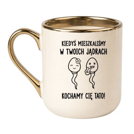 Kremowo Złoty Kubek Dla Taty z Napisem Kiedyś mieszkaliśmy w Twoich jądrach. Kochamy Cię Tato!